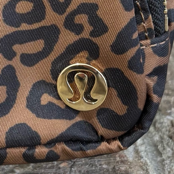 NWT Lululemon Everywhere Sling Bag Small In Leopardo Shift Midi Desert Khaki - Picture 3 of 9